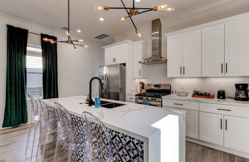 Tulane - Gravier House | Spacious 5BR Mid-City home with Superdome views, balcony & parking. Steps to parade & streetcar.