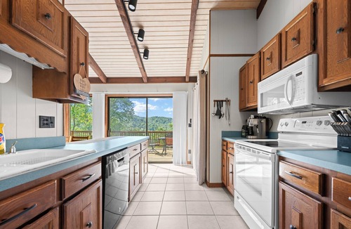 Sugar Mountain Cabin | Spacious 5BR Mountain Cabin w/Hot Tub & Fire Pit