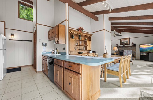Sugar Mountain Cabin | Spacious 5BR Mountain Cabin w/Hot Tub & Fire Pit
