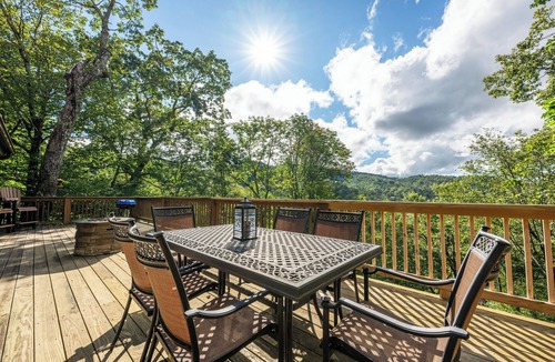 Sugar Mountain Cabin | Spacious 5BR Mountain Cabin w/Hot Tub & Fire Pit