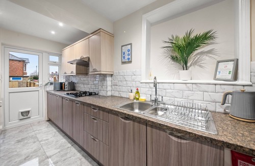 Cowley House | Spacious 5BR Oxford Home, Sleeps 11, Free Parking