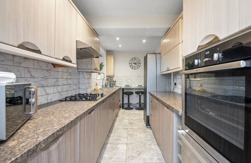 Cowley House | Spacious 5BR Oxford Home, Sleeps 11, Free Parking