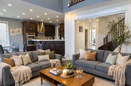 Brampton House | Spacious 5BR Retreat 20ft Ceiling Near Airport