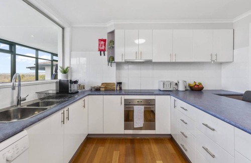 Kooringal Apartment | Spacious 5BR Retreat | Sleeps 10