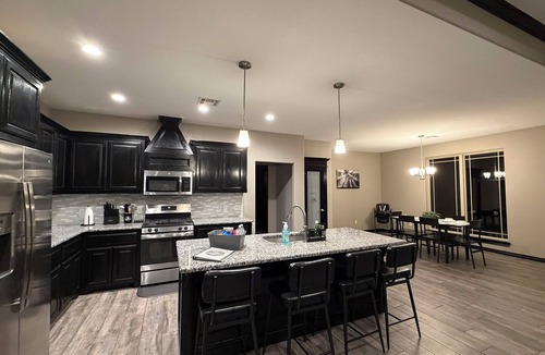 Elgin House | Spacious 5BR retreat sleeps 12—minutes from Fort Sill. Game room & whirlpool tub