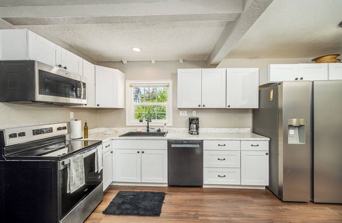 West Eugene House | Spacious 5BR Retreat w/Fire Pit + BBQ Patio