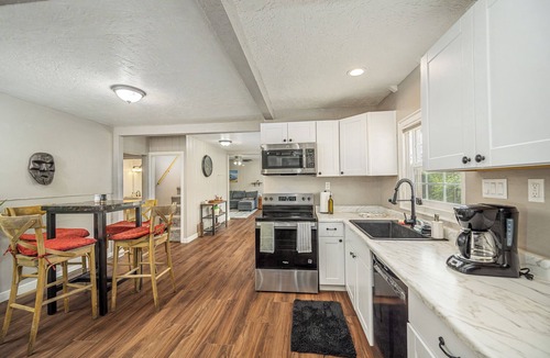 West Eugene House | Spacious 5BR Retreat w/Fire Pit + BBQ Patio
