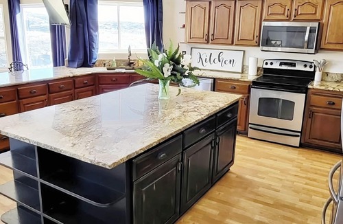 Moreland House | Spacious 5BR. Sleeps 16+ Retreat By Yellowstone