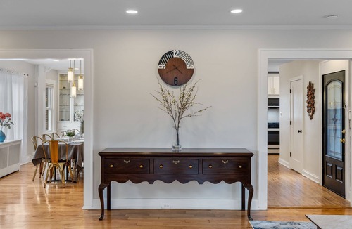 Teaneck House | Spacious 5BR Sleeps 16 Parking x6 Near NYC
