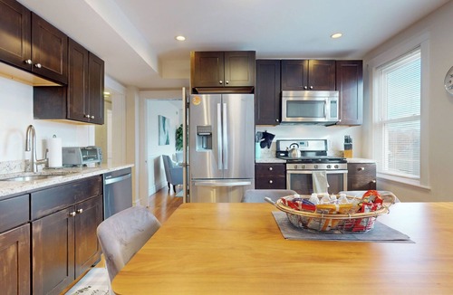 North Cambridge Apartment | Spacious 5BR w/AC, Near Harvard & Davis Sq