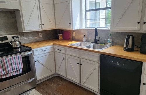 Corsicana House | Spacious 5BR w/Fire Pit & King Beds