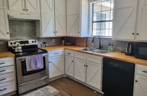 Corsicana House | Spacious 5BR w/Fire Pit & King Beds