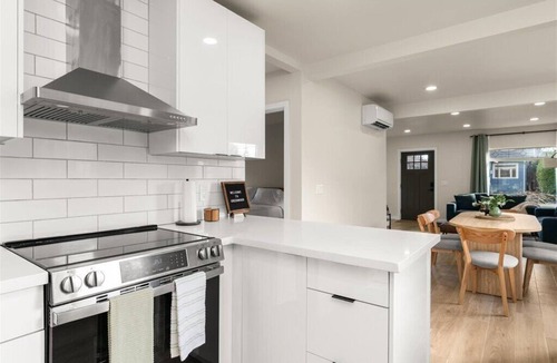Greenwood House | Spacious 5BR Walkable Seattle Home Near Green Lake