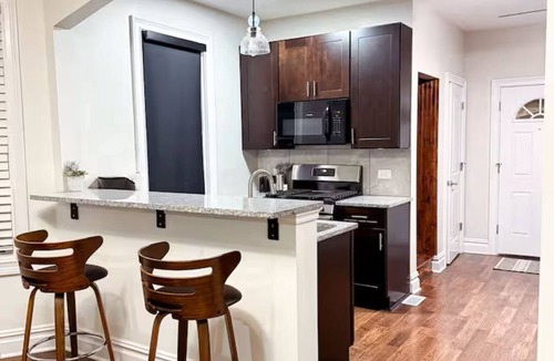 Blue Island House | Spacious 6 bed 2 bath suburban escape 20 min from downtown Chicago