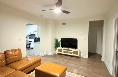 Blue Island House | Spacious 6 bed 2 bath suburban escape 20 min from downtown Chicago