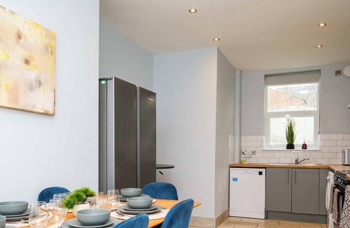 Derby House | Spacious 6 Bed | 6 Ensuite Derby Centre | 20%OFF