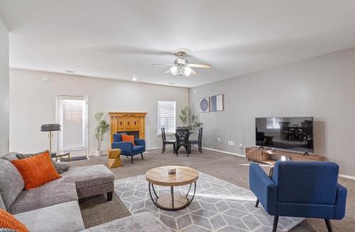 Bentonville House | Spacious 6 bed Bentonville House, Sleeps 12, Smart TVs, Wi-Fi