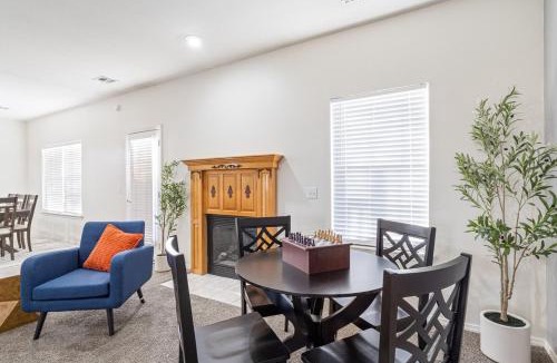 Bentonville House | Spacious 6 bed Bentonville House, Sleeps 12, Smart TVs, Wi-Fi