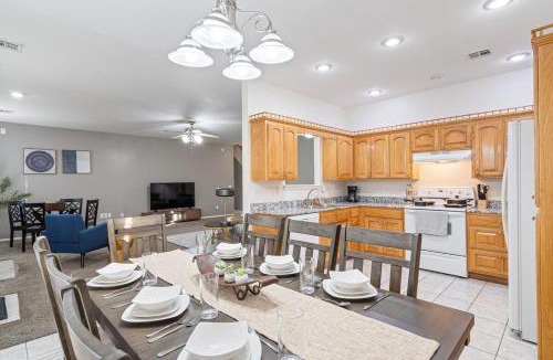 Bentonville House | Spacious 6 bed Bentonville House, Sleeps 12, Smart TVs, Wi-Fi
