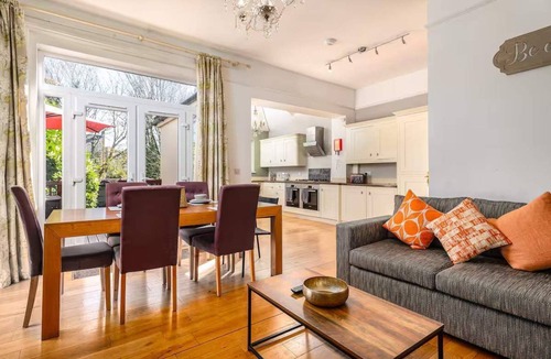 Bedford House | Spacious 6 Bed Home in Central Bedford w Parking