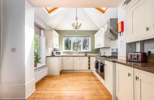 Bedford House | Spacious 6 Bed Home in Central Bedford w Parking