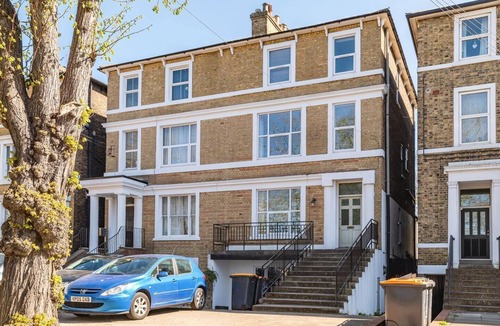 Bedford House | Spacious 6 Bed Home in Central Bedford w Parking