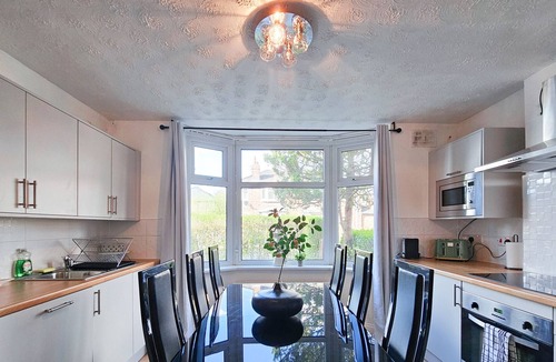 Burnage House | Spacious 6-Bed Home with Driveway