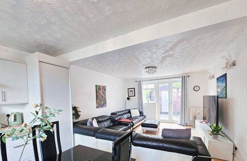 Burnage House | Spacious 6-Bed Home with Driveway