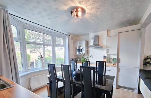 Burnage House | Spacious 6-Bed Home with Driveway