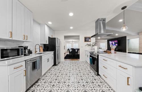 North San Antonio - SAT House | Spacious 6 Bed House near Airport, Pet-Friendly, Close to AFB