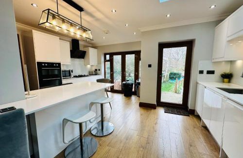 Sudbury Apartment | Spacious 6 Bed Residence in Wembly, London