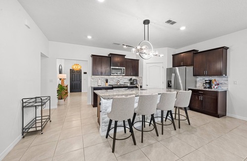 Loughman House | Spacious 6-bedroom 5.5 baths Sleeps 16 with a Private Heated Pool/Spa