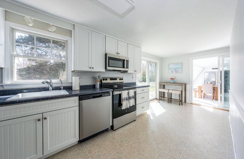 Harwich Center House | Spacious 6 Bedroom Coastal Getaway – 4 Mins to Ocean!