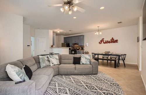 North Loop House | Spacious 6-bedroom Duplex w/Pool Mins FC Stadium/Domain