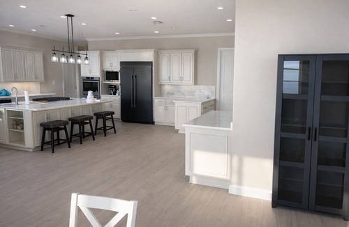 Eureka House | Spacious 6-bedroom house on lake with extra large kitchen and great swimming.
