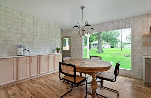 Grandview House | Spacious 6-bedroom house in Grandview with AC, WiFi. Pets Welcome!