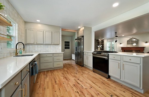 Grandview House | Spacious 6-bedroom house in Grandview with AC, WiFi. Pets Welcome!
