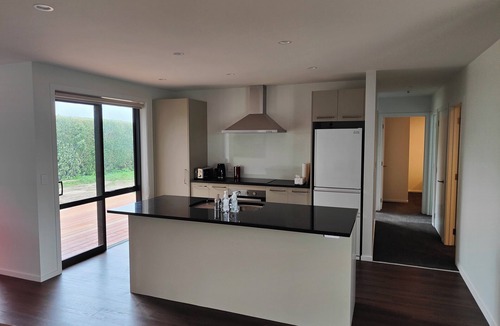 Kaikoura House | Spacious 6-Bedroom Home with Mountain Views, WIFI, Decks & Ample Parking