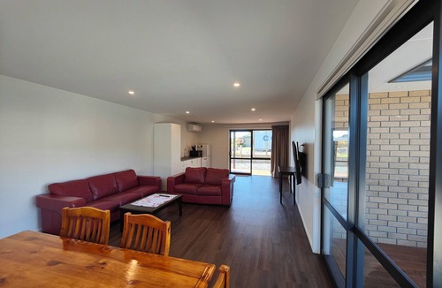 Kaikoura House | Spacious 6-Bedroom Home with Mountain Views, WIFI, Decks & Ample Parking