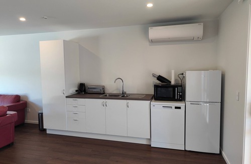 Kaikoura House | Spacious 6-Bedroom Home with Mountain Views, WIFI, Decks & Ample Parking