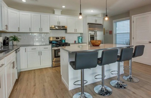 Ampere House | Spacious 6 Bedroom Home with NYC Access & Parking