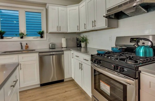 Ampere House | Spacious 6 Bedroom Home with NYC Access & Parking