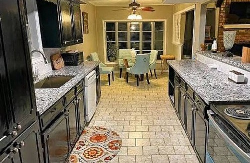 Orange House | Spacious 6-bedroom Home Perfect for Large Groups!