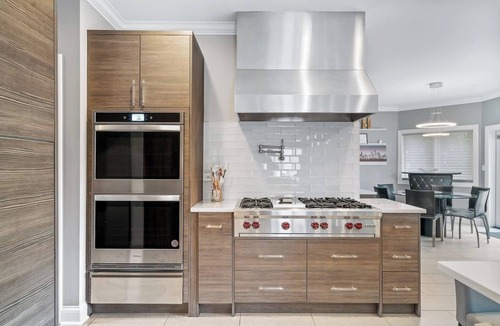 Skokie House | Spacious 6-Bedroom Home comfortably accommodates 12 persons with 2 Kitchens, Full Workout Gym, Ninja Gym & 5.5 Bathrooms – Perfect for Groups & Families near Chicago.