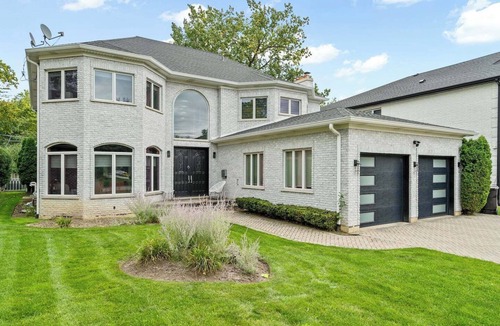 Skokie House | Spacious 6-Bedroom Home comfortably accommodates 12 persons with 2 Kitchens, Full Workout Gym, Ninja Gym & 5.5 Bathrooms – Perfect for Groups & Families near Chicago.