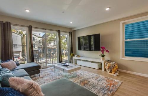 Ampere House | Spacious 6 Bedroom Home with NYC Access & Parking!