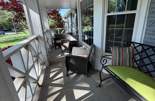 Leawood House | Spacious 6-bedroom house in KC suburb. 20 minutes from Arrowhead Stadium.