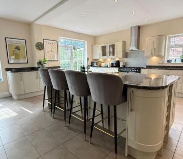 Luton House | Spacious 6 Bedroom house, Luton