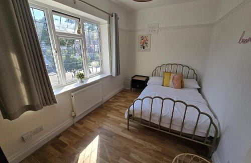 Luton House | Spacious 6 Bedroom house, Luton