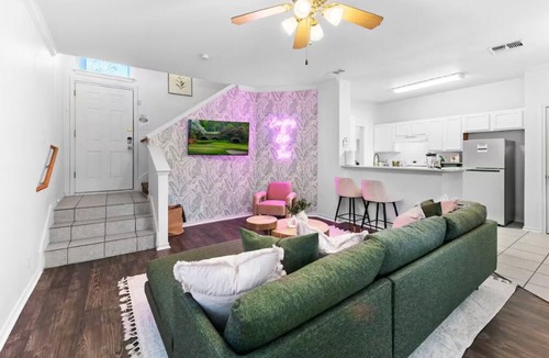 Austin House | Spacious 6-bedroom house with WiFi, Backyard and AC in amazing Austin!